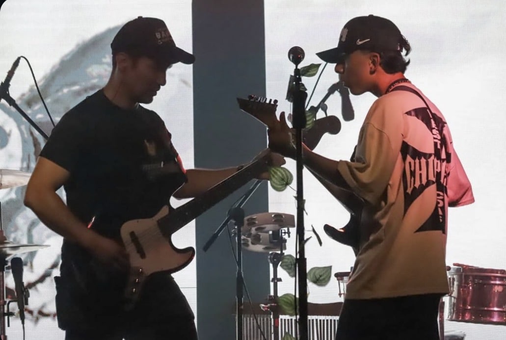 Estudiantes de Academia Baqueta tocando guitarra en el Festival de Bandas 2025, Relevent Music