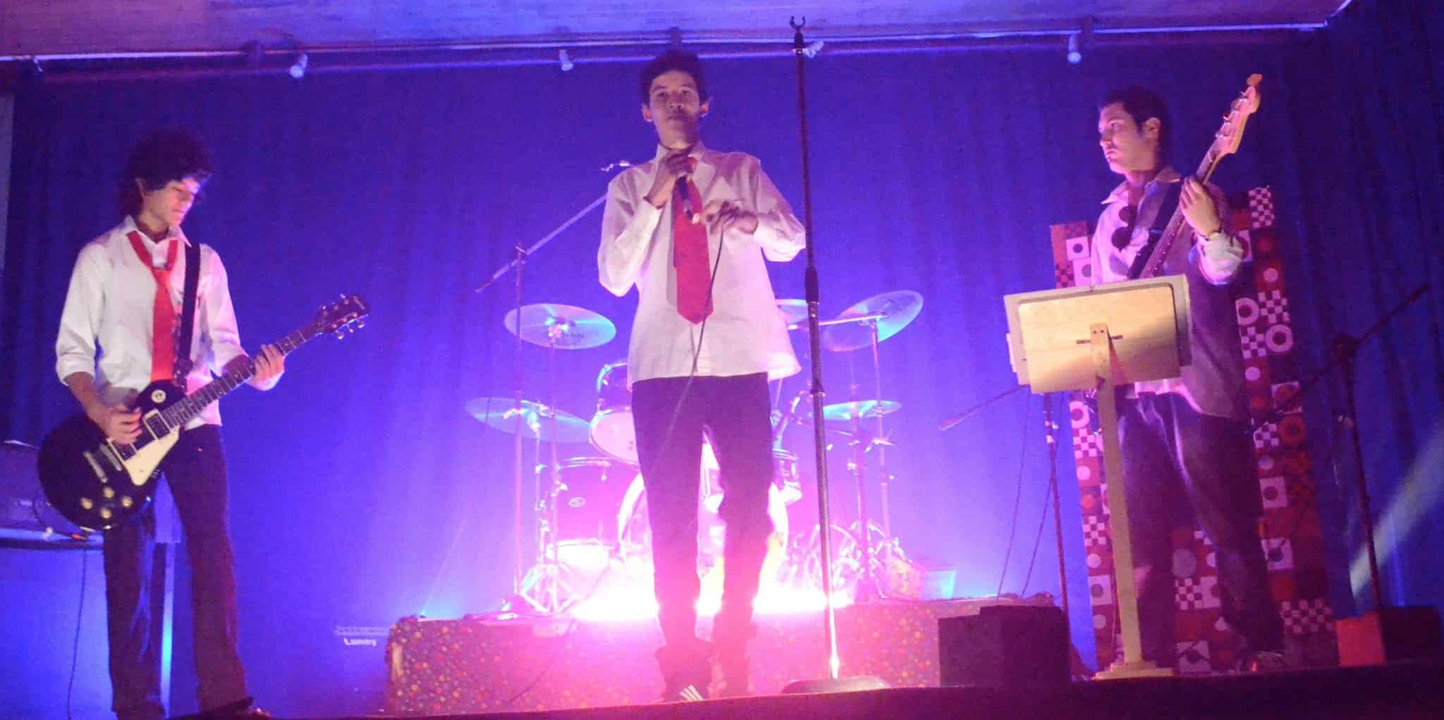 Banda de estudiantes de Baqueta tocando en el Festival de Bandas en un salón comunal