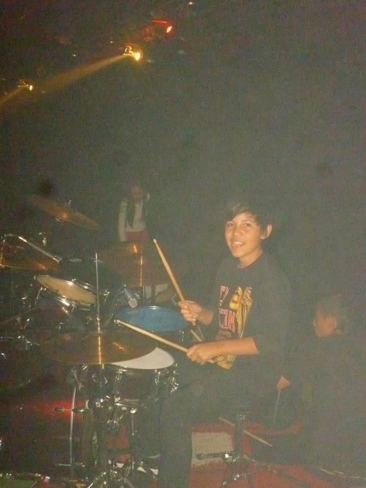 Festival de Bandas Bogotá - estudiante de Academia Baqueta tocando batería en auditorio de colegio